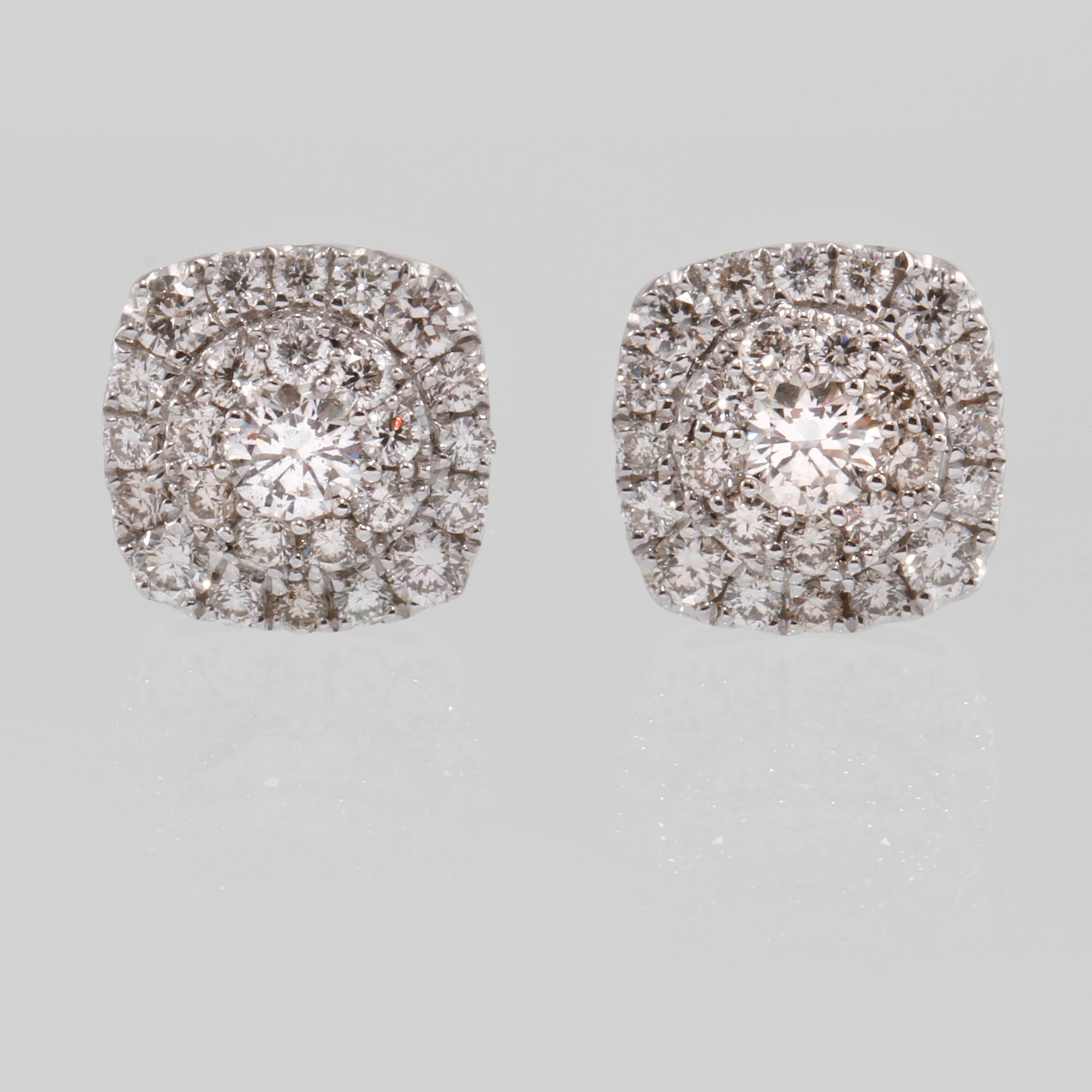 ÖRHÄNGEN, 18k vitguld med 52 briljantslipade diamanter, ca 0.94 ct. Vikt 3 g.