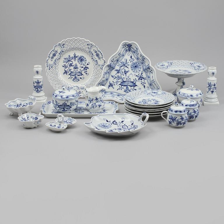 SERVISDELAR, 21 st, porslin, "Lökmönstret", Meissen, 1900-talets andra hälft.