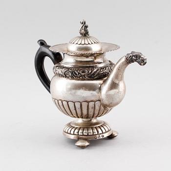 KAFFEKANNA, silver, Carl Wentzel, Köpenhamn, 1800-talets första hälft. Vikt ca 570 gram.