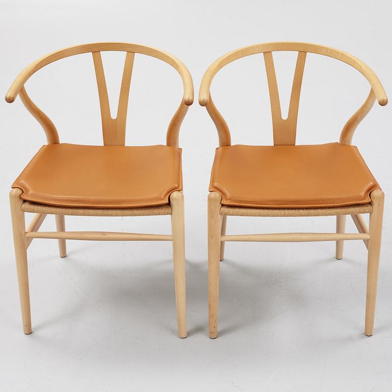 Hans J. Wegner, stolar, ett par, modell CH-24/ "Y-stolen", med dynor, Carl Hansen & Søn, Danmark, 2000-tal.