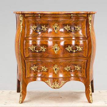 A late 19th century chest of drawers.