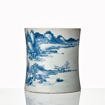 A blue and white brush pot, Qing dynasty, 19th Century.