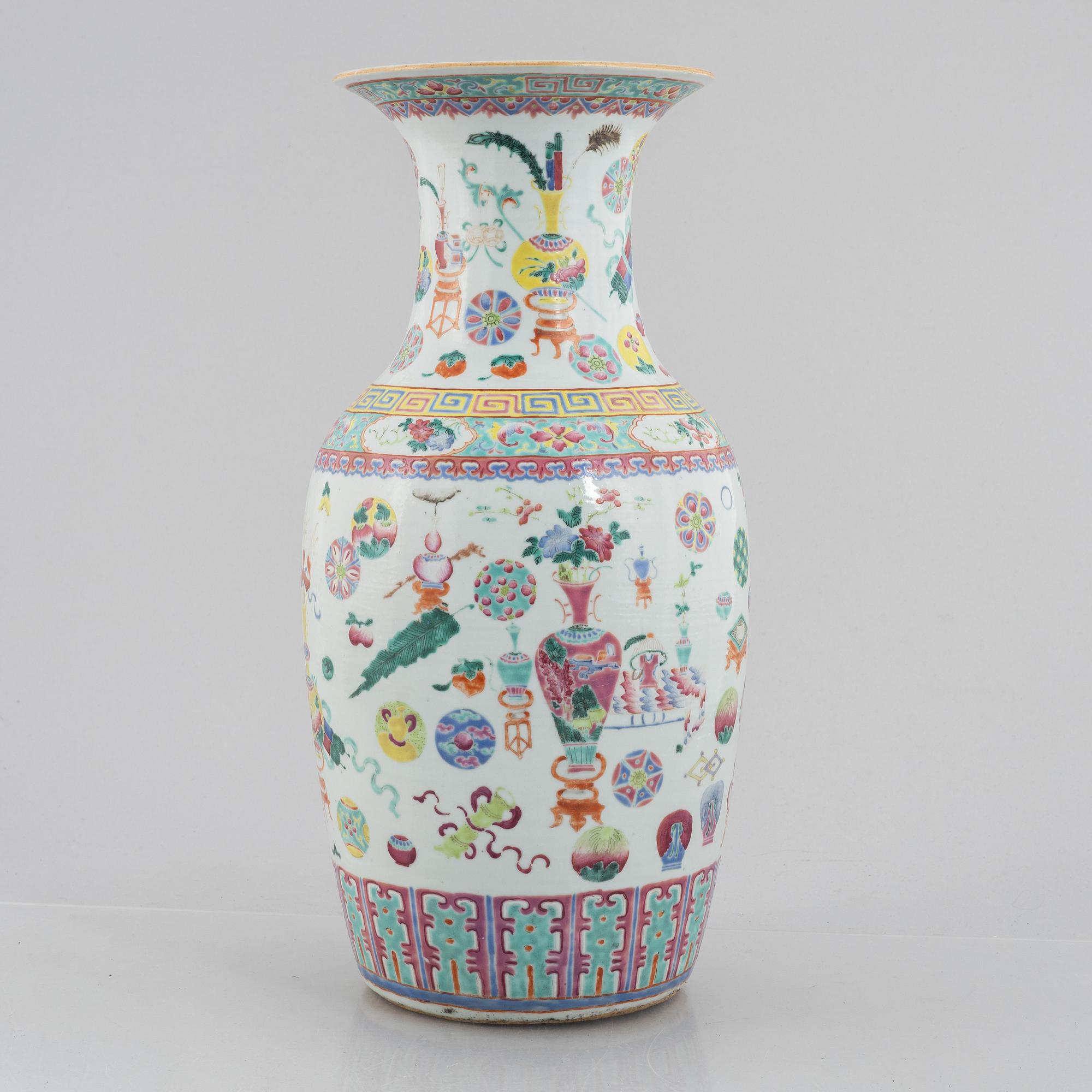 A Chinese porcelain vase, late Qing dynasty.