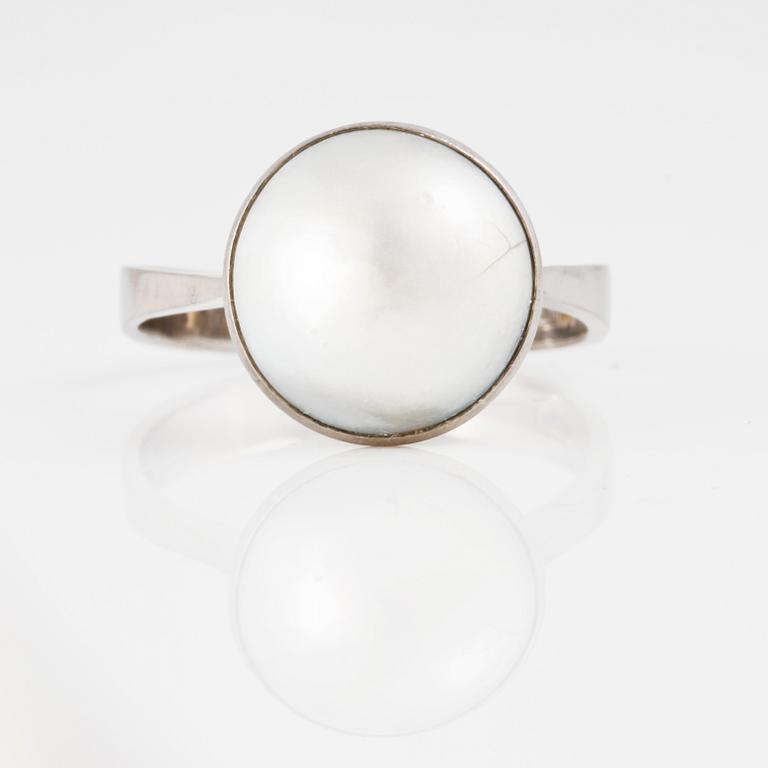 RING, med odlad halvpärla, Stigbert, Stockholm.