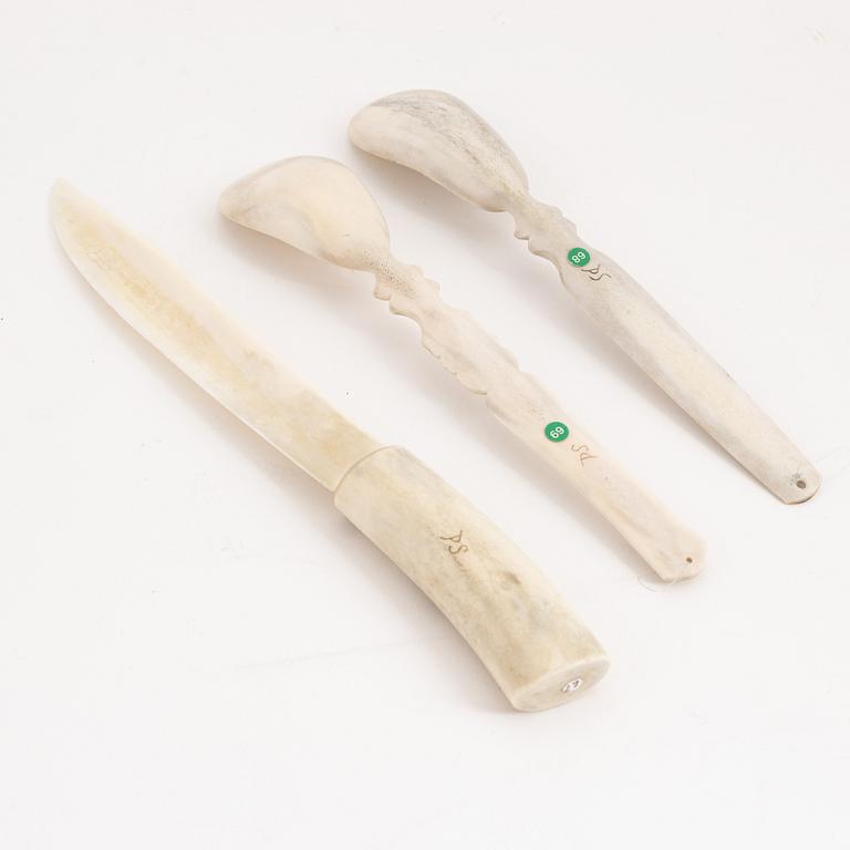 A set of a reindeer horn paper knife and two spoons.