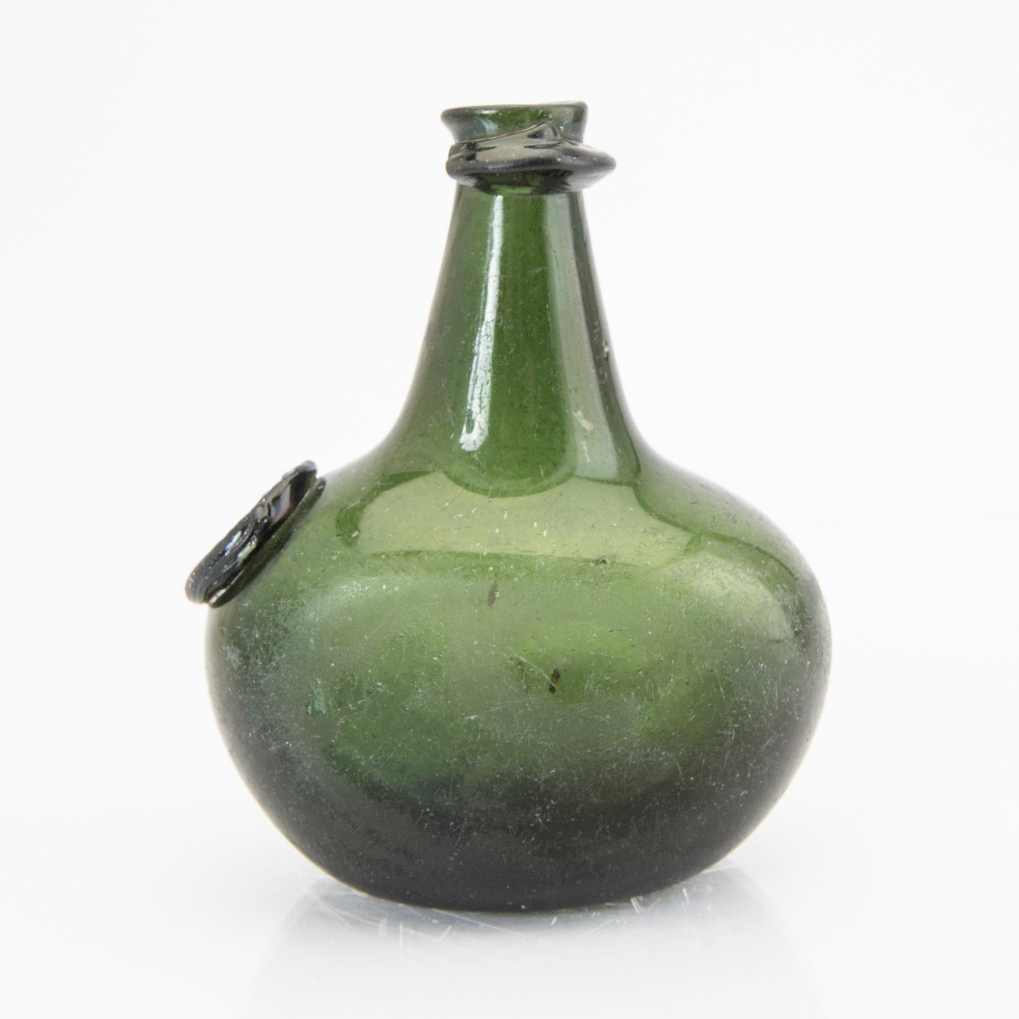 Jöran Pilgren, an early 18th century glass flask from Skånska glasbruket.