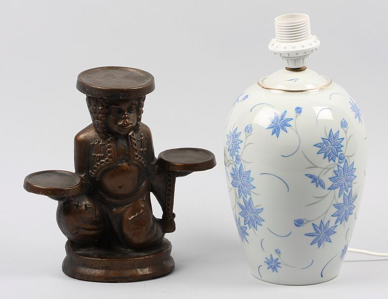 BORDSARMATUR SAMT STÄLL/FIGURIN, porslin resp konstmassa. 1900-tal.