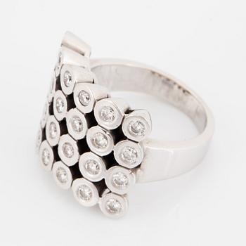 Ring med briljantslipade diamanter.