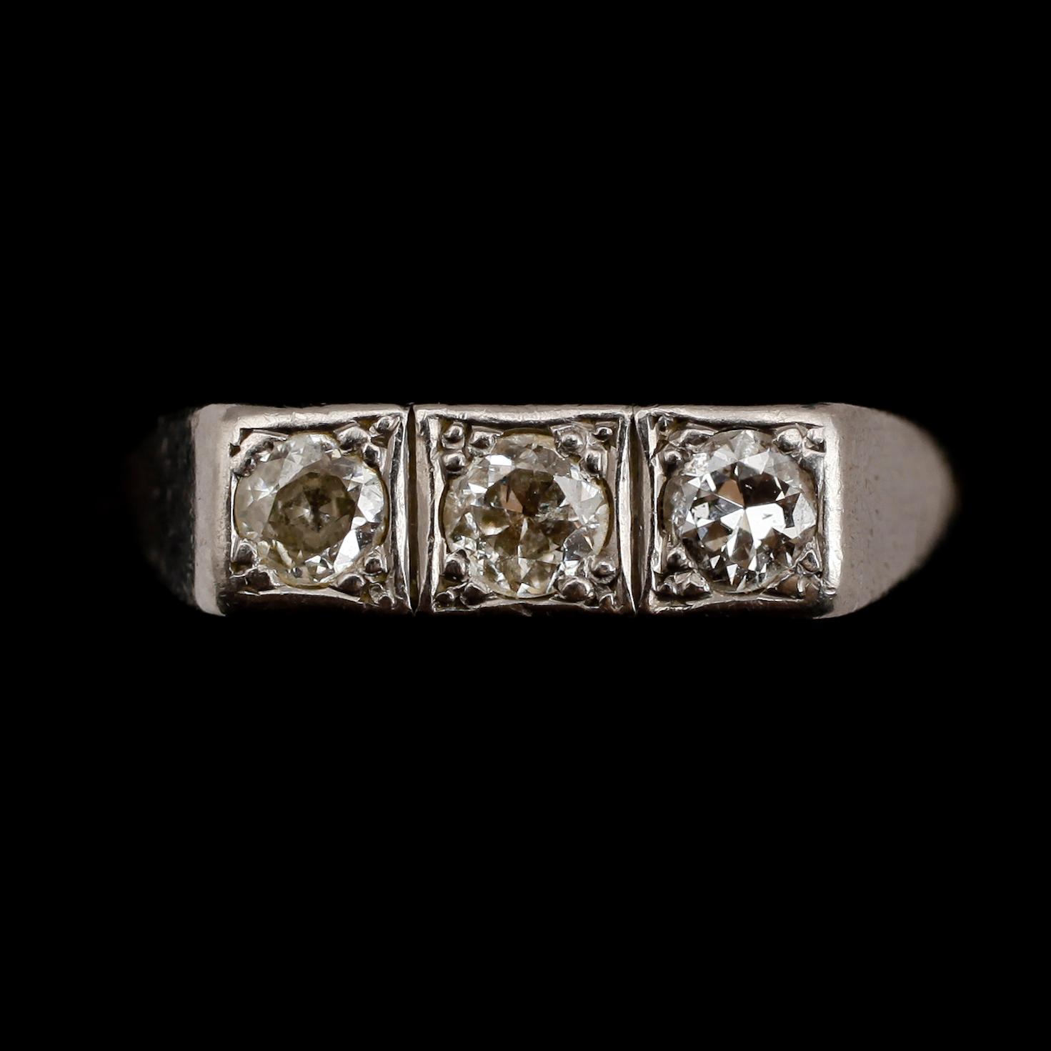 RING, 18 k vit- och rödguld, svenska stämplar 1934, med 3 briljanter totalt ca 0,75 ct. Total vikt med stenar ca 4 g.