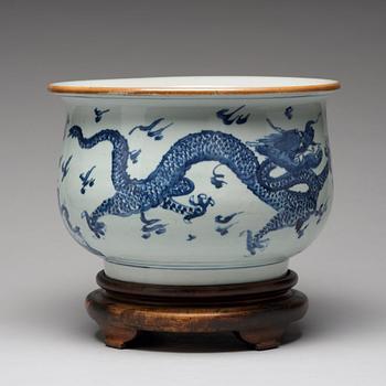 A large blue and white flower pot, Qing dynasty, 18th Century.