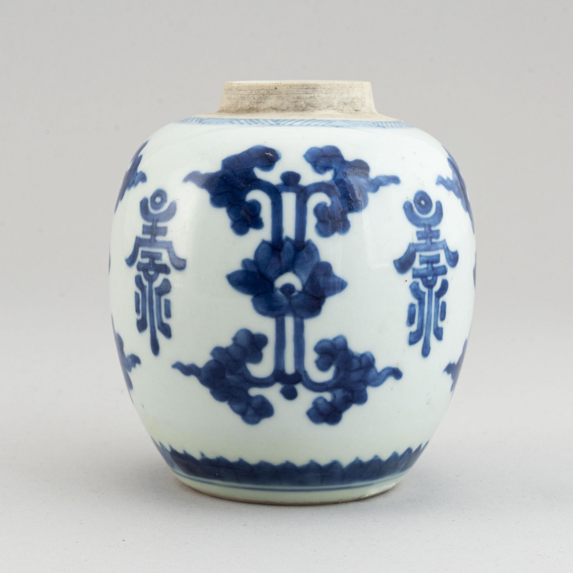 A blue and white jar, Qing dynasty, Kangxi (1662-1722).