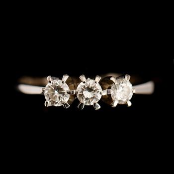 RING, 18 k vitguld, 3 briljantslipade diamanter tot 0.39 ct.