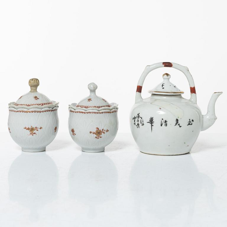 Cremekoppar med lock, ett par, 1700-tal samt tekanna 1900-tal.