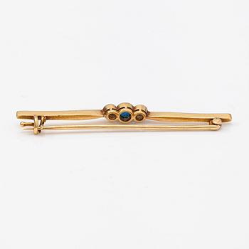 A 17-18K gold brooch with a sapphire and old-cut diamonds ca. 0.40 ct in total.