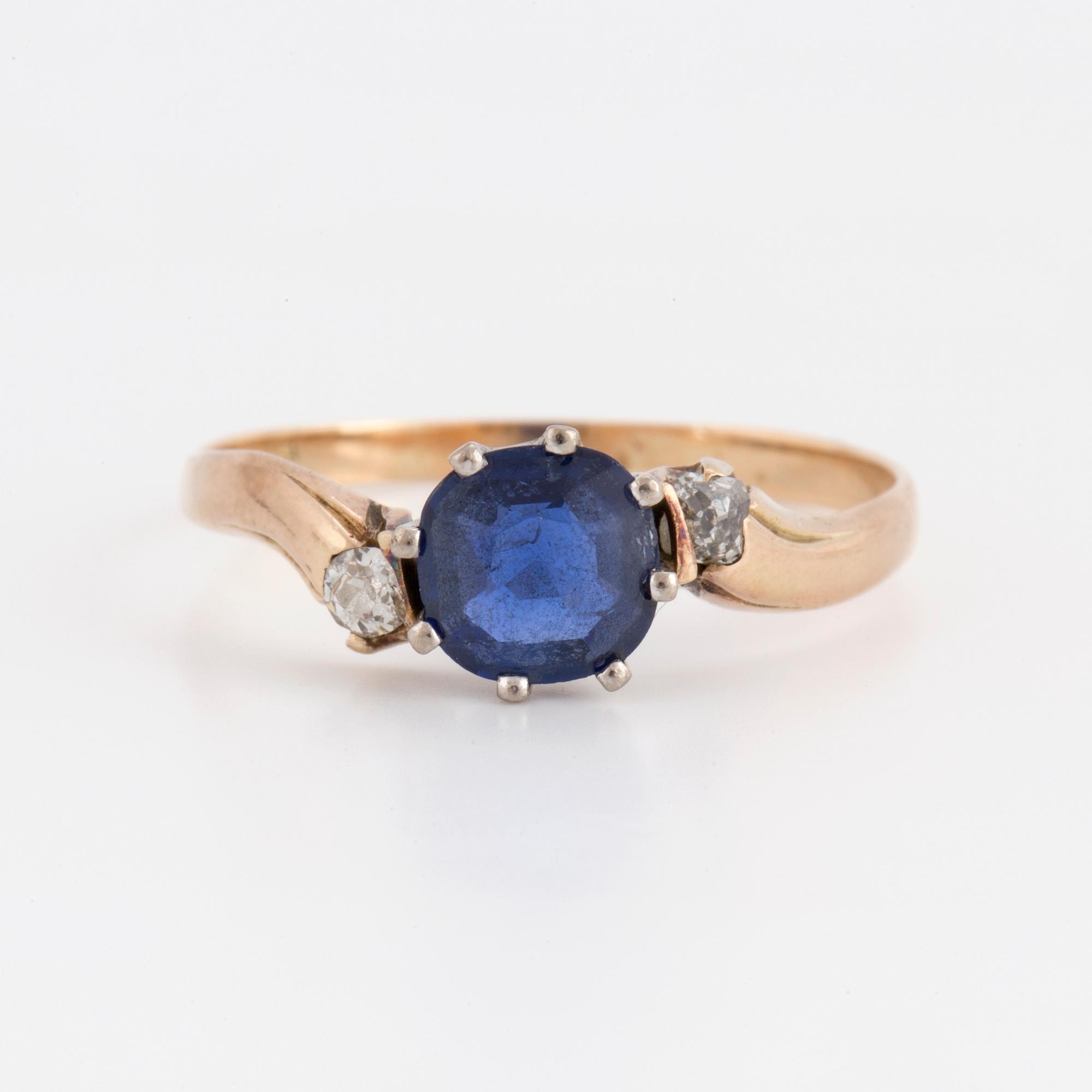 A synthetic sapphire and anntique cut diamond ring. Total carat weight of diamonds circa 0,10 ct.