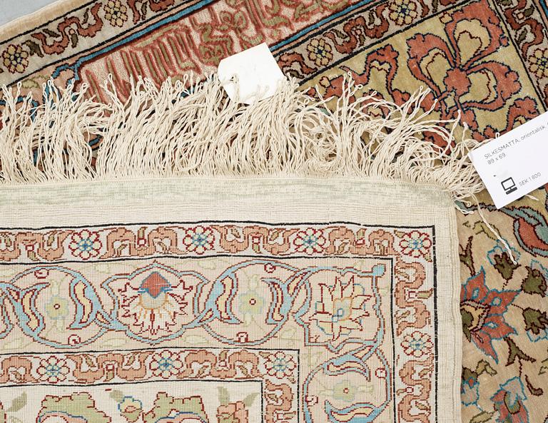 MATTA, silke, orientalisk. Ca 89 x 69.