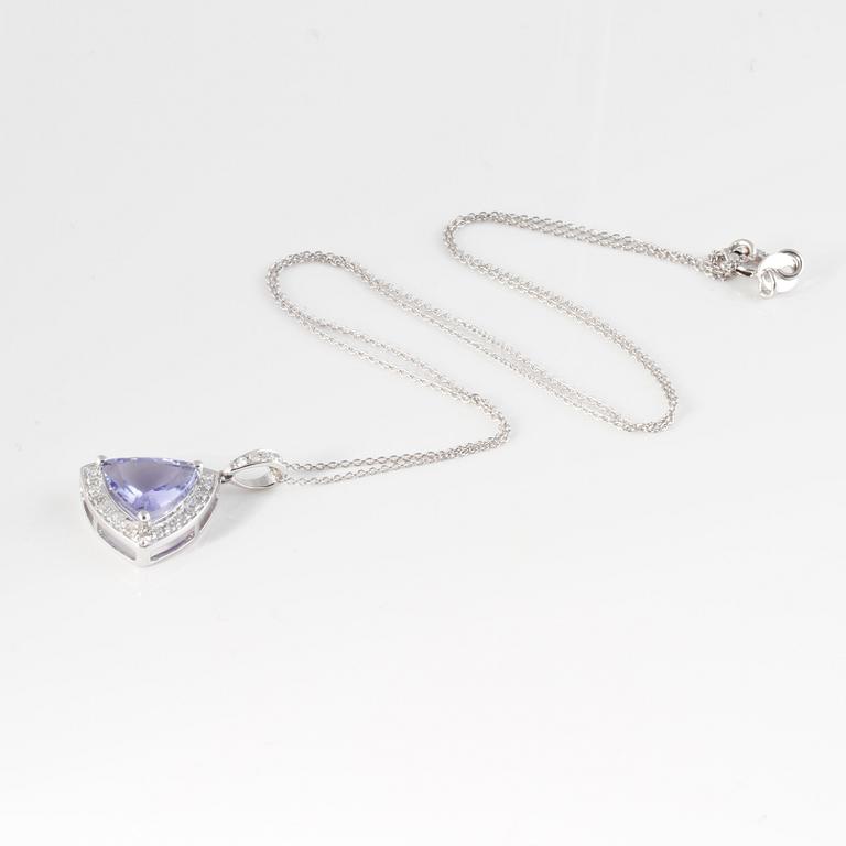 HÄNGE, med fasettslipad tanzanit ca 2.40 ct samt briljantslipade diamanter ca 0.20 ct.