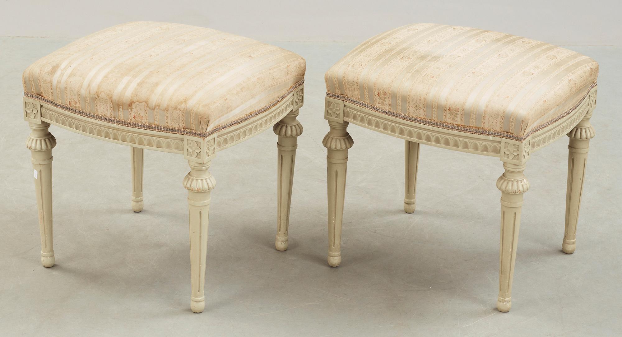 TABURETTER, ett par, gustaviansk stil, 1900-talets första hälft.
