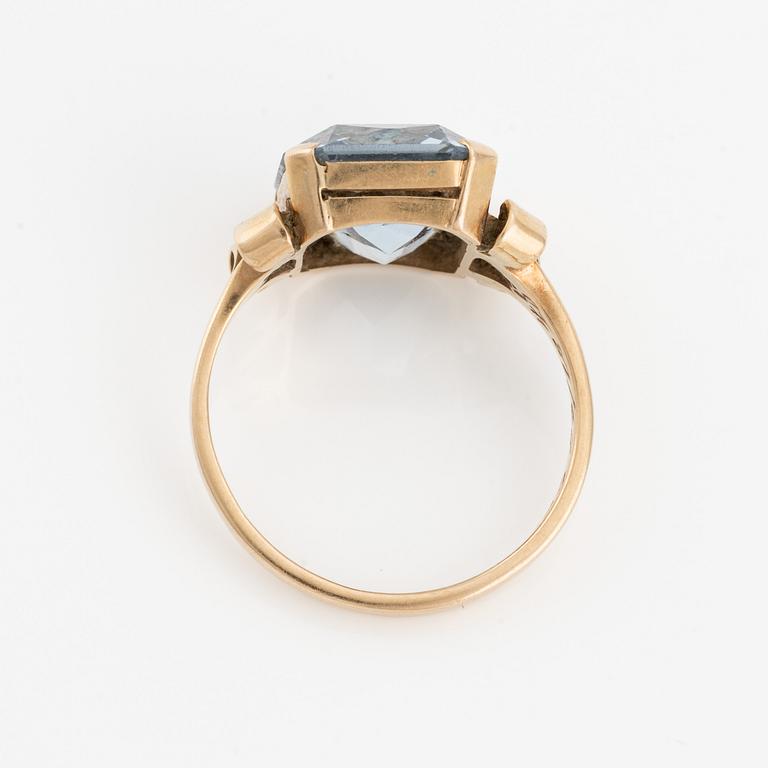 Ring, 18K gold with synthetic blue spinel.