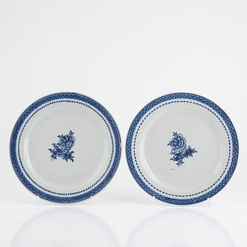 A blue and white serving dish, turren stand and plate, export porcelain, China, 18th century.