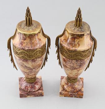 URNOR, 1 par, marmor och brons, art déco, 1900-talets första hälft.