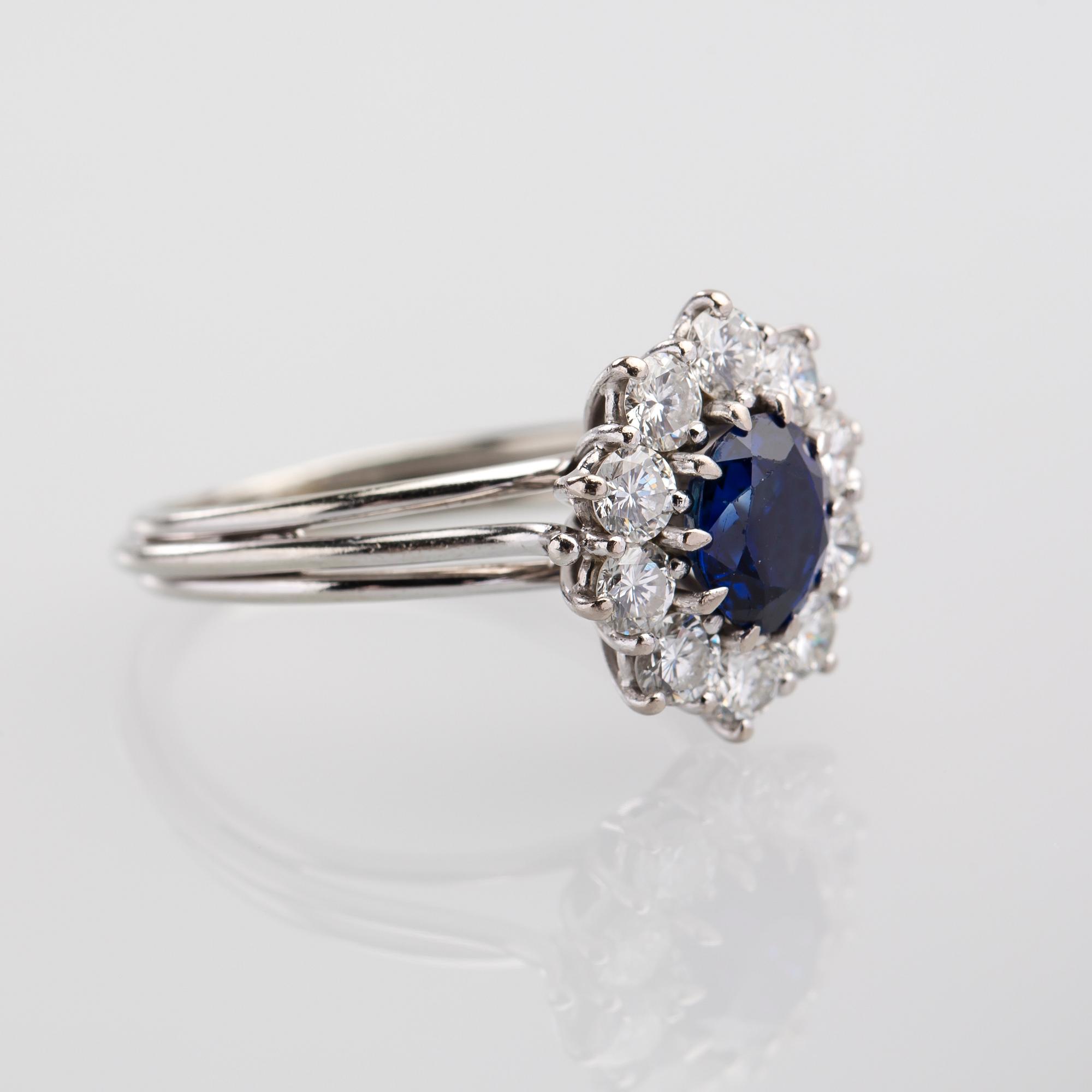 RING, 18 k vitguld med safir ca 0.70 ct samt diamanter ca 0.90 ct. Vikt ca 3,6 g.