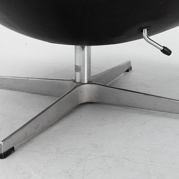 A leather upholsterd 'Egg chair' by Arne Jacobsen.