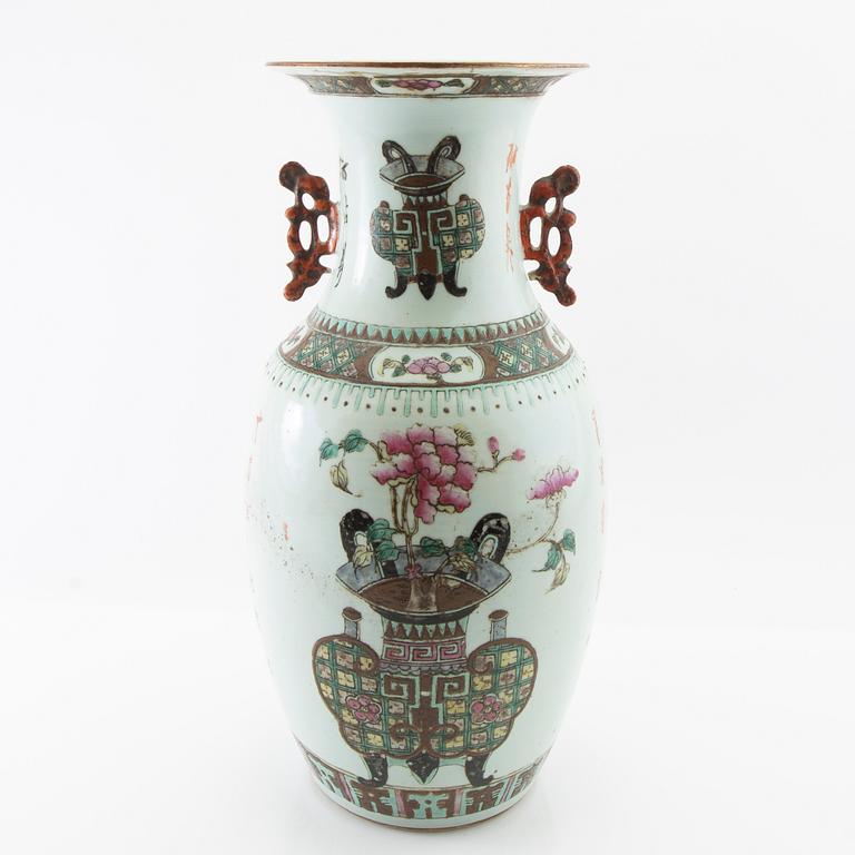 Vase China late Qing porcelain.