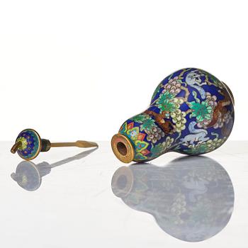 A cloisonné snuff bottle with stopper, late Qing dynasty with four character mark.