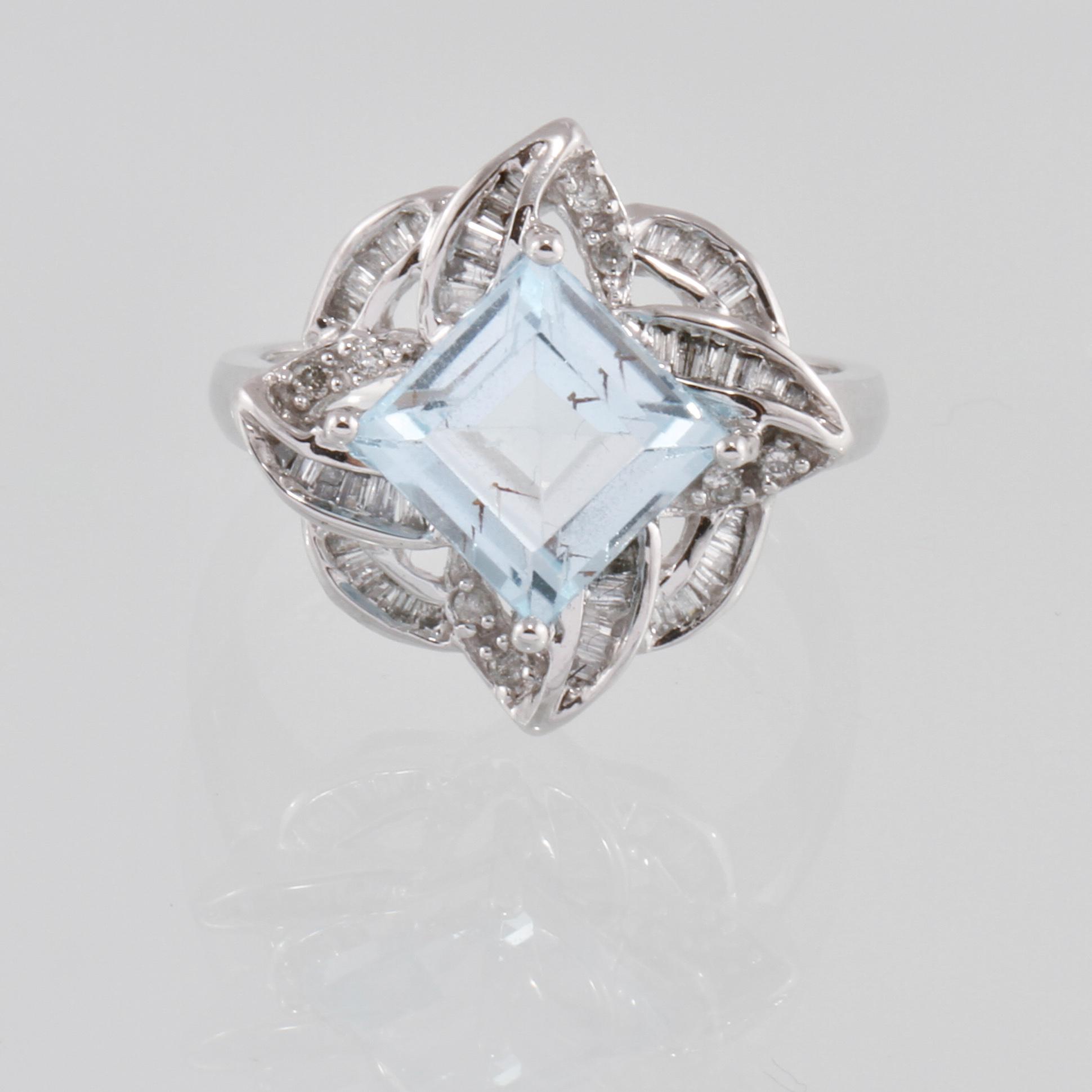 RING, 18K vitguld med carréslipad blå topas 4.07 ct samt baguett och briljantslipade diamanter 0.36 ct. Vikt 4,1 gram.