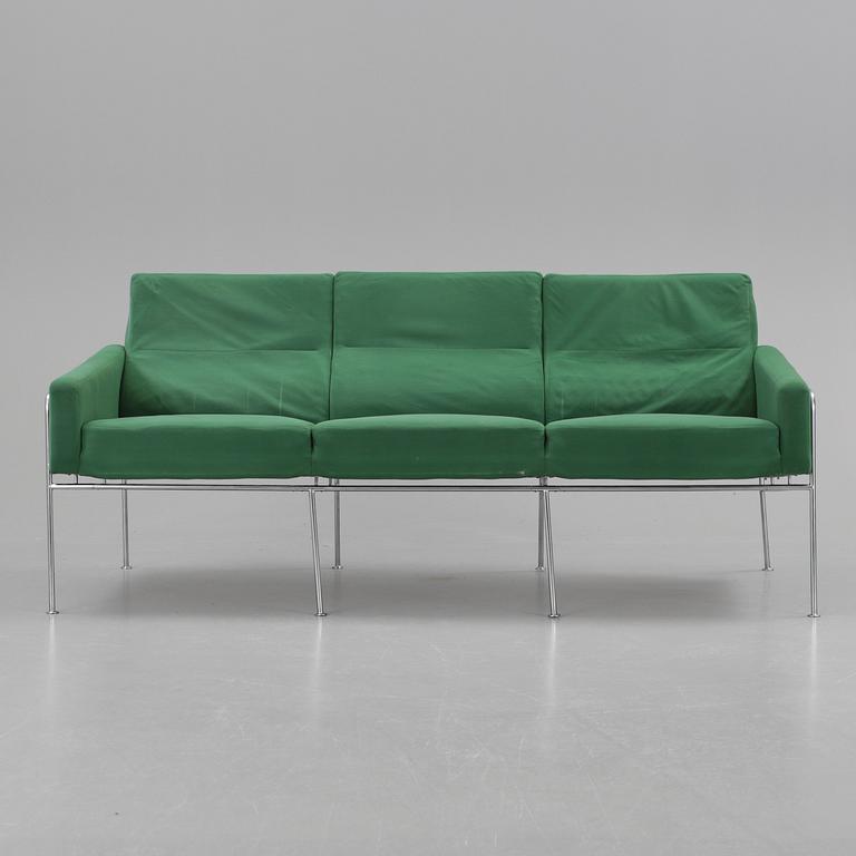 SOFFA, Arne Jacobsen för Fritz Hansen, Köpenhamn, 1971. Modellnummer 3304.