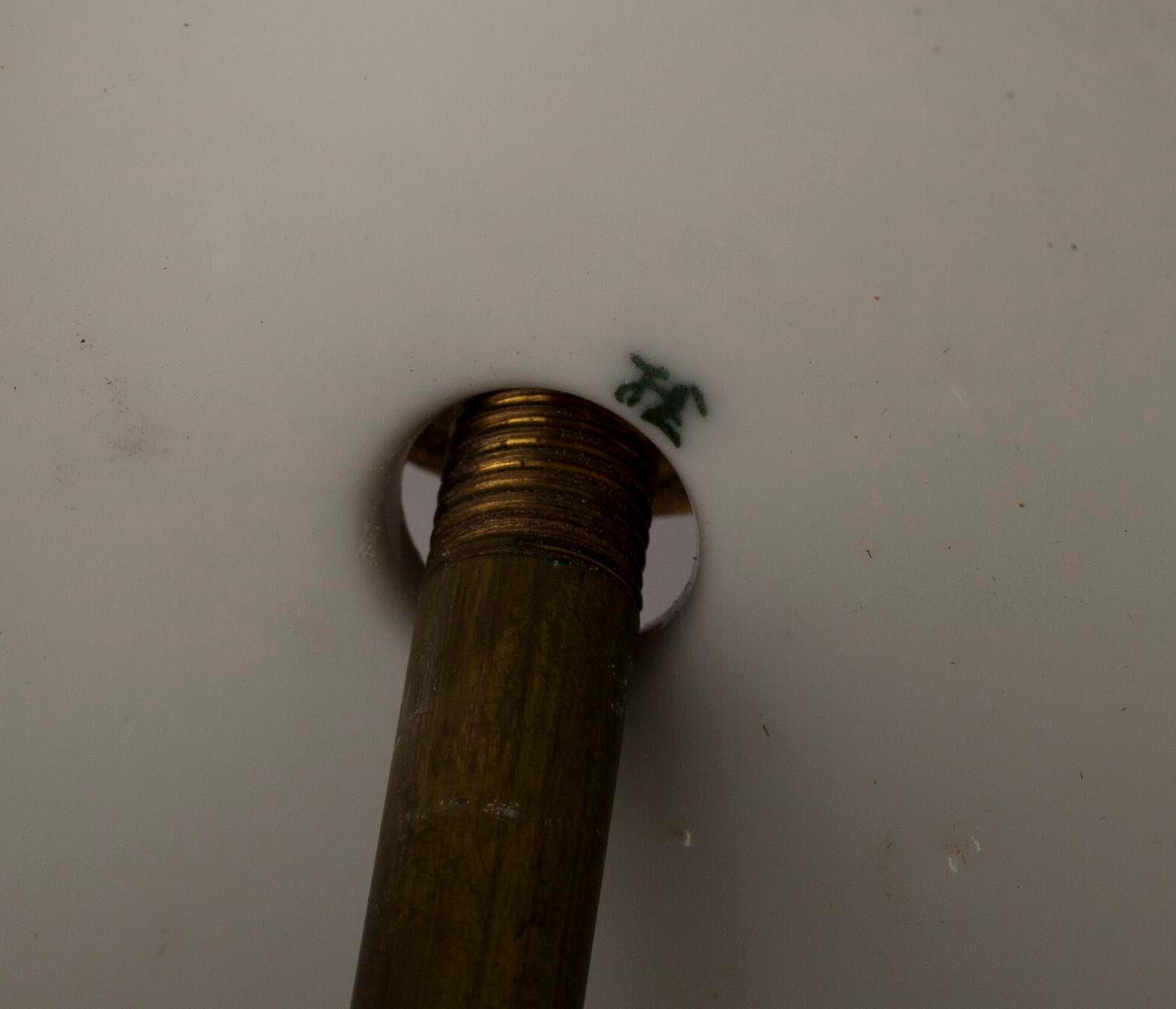 PÖYTÄVALAISIN, posliinia sekä kullattua messinkiä, Bing & Gröndahl, Tanska 1900-luvun alku.