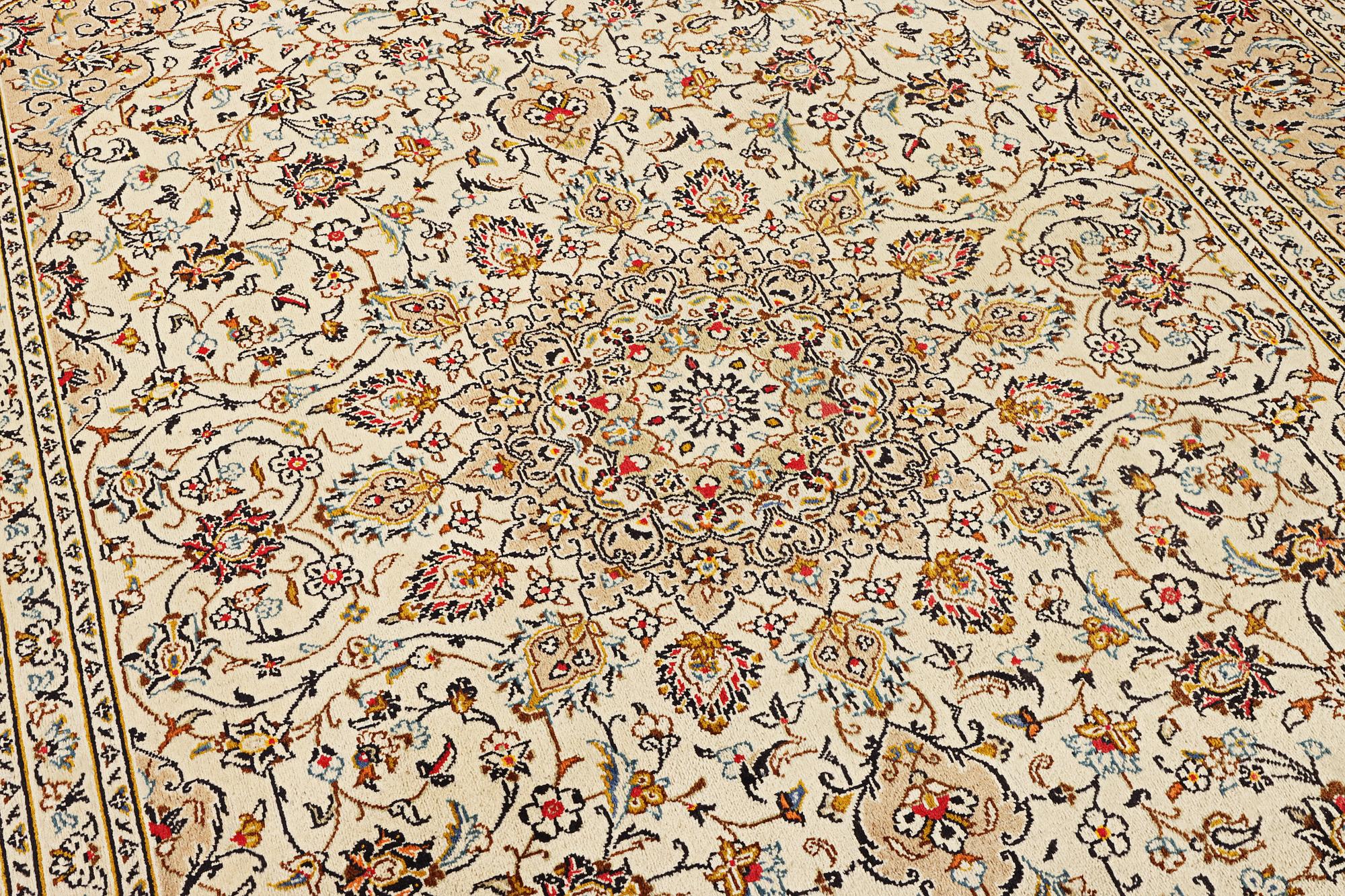 A Kashan carpet, a. 346 x 240 cm.