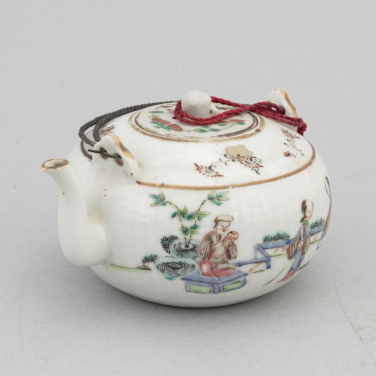 Tazza, skål, samt tekanna, porslin, Kina, sen Qingdynasti, 1800-talets senare del.