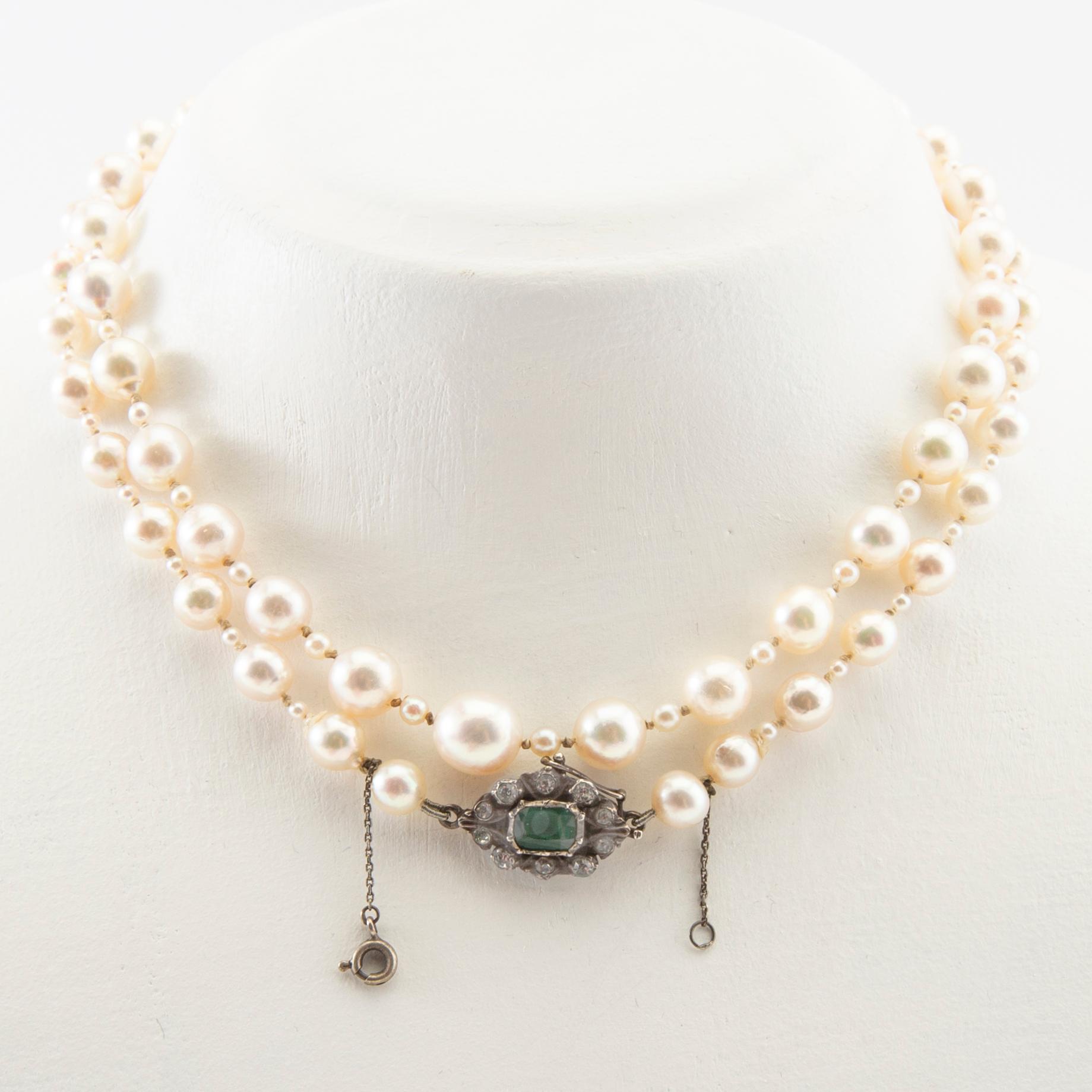 Halsband 2 st av odlade pärlor med lås av silver och strass.
