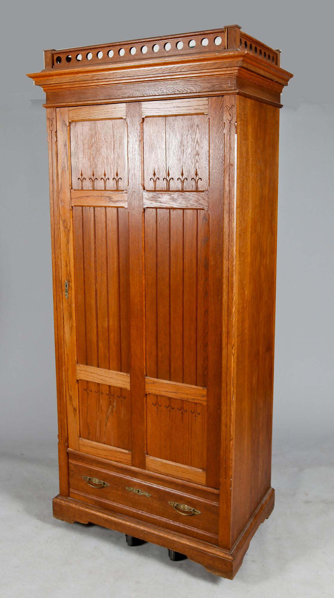 GARDEROBSSKÅP, jugend, tidigt 1900-tal.