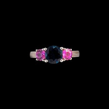 377. A RING, Ceylonese blue and pink sapphires 2.58 ct. 14K white gold.