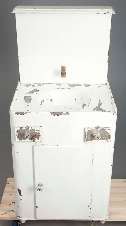 TVÄTTKOMMOD, målad plåt samt, SET MED TVÄTTATTIRALJER, 4 delar, porslin, Kuznetsov, 
Ryssland 1800-talets slut.