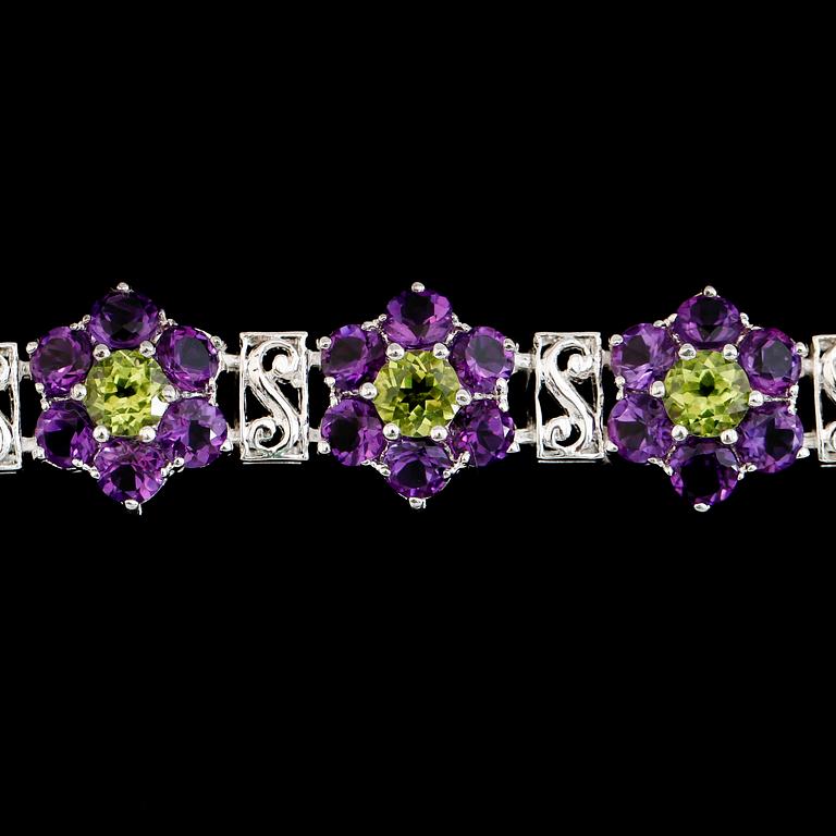 ARMBAND, sterling silver, gröna peridoter tot ca 5.50 ct., ametister ca 25.00 ct.