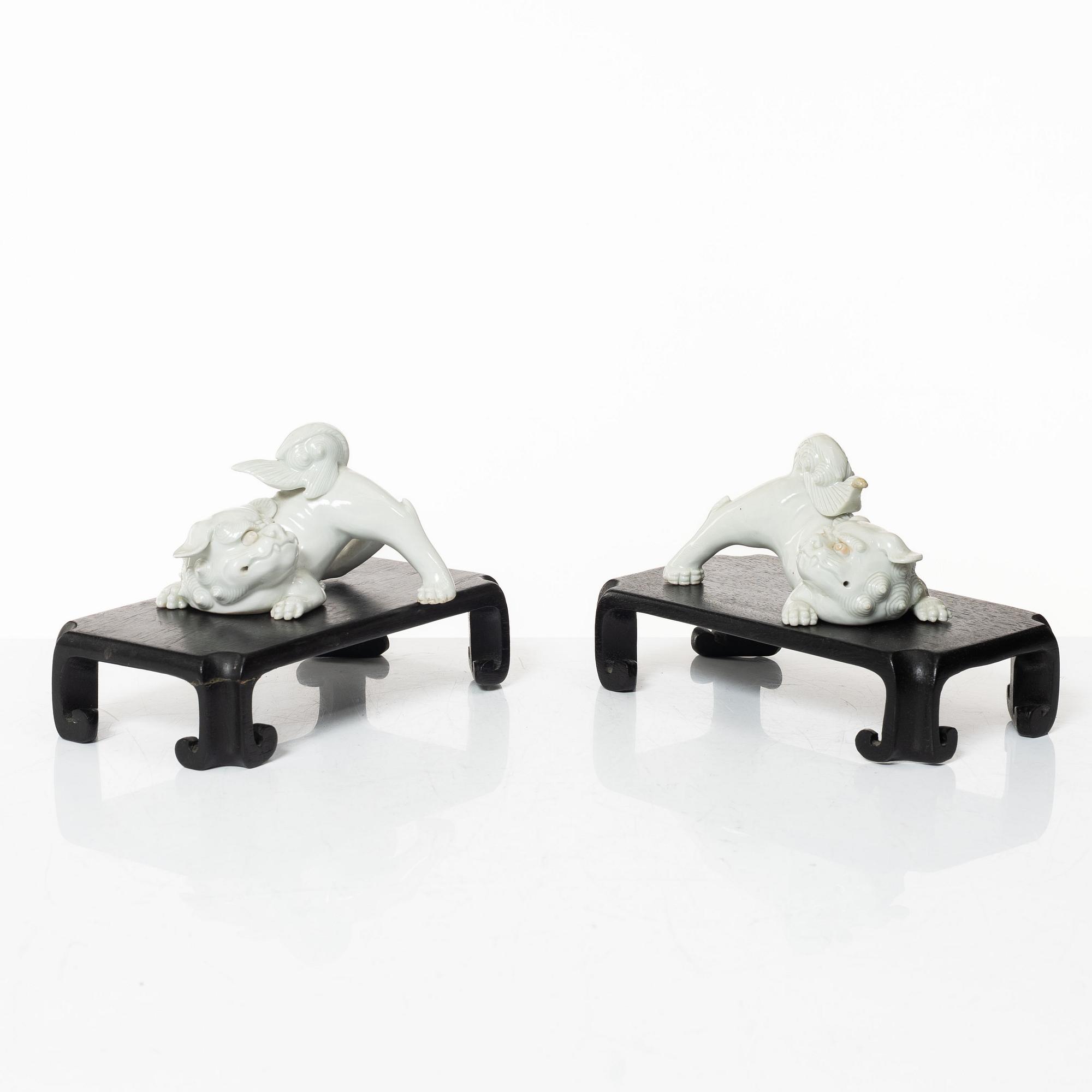 Fohundar 'shishi', ett par, porslin, Japan, hirado-stil, Meiji/Taisho, sent 1800-/tidigt 1900-tal.