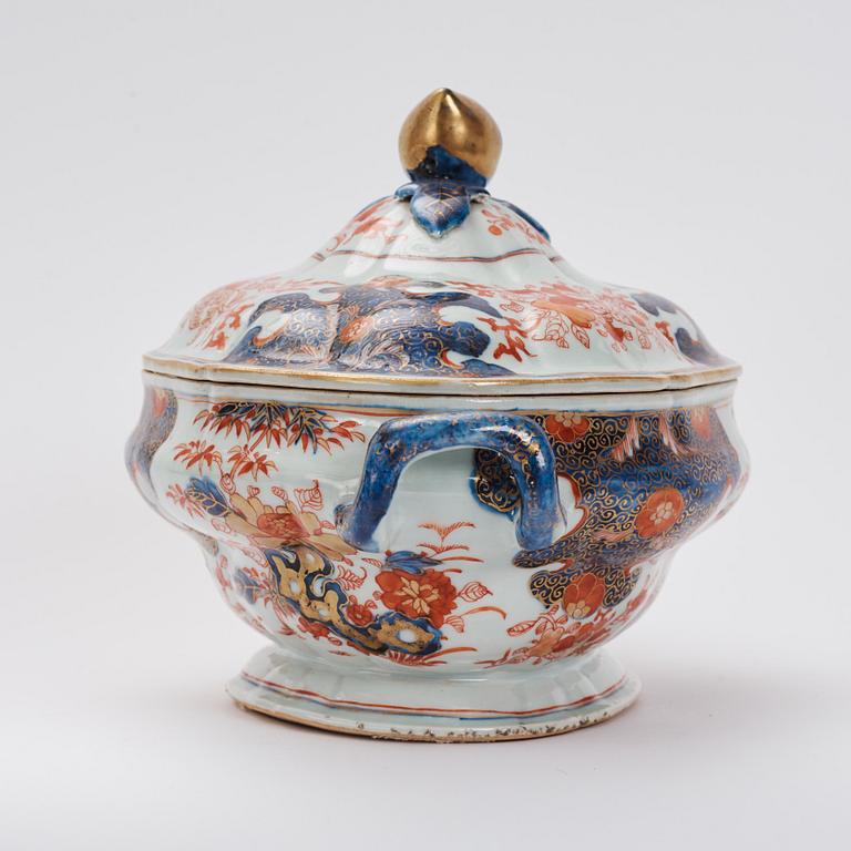 A part imari dinner service, Qing dynasty, early 18th Century. (4 pieces).