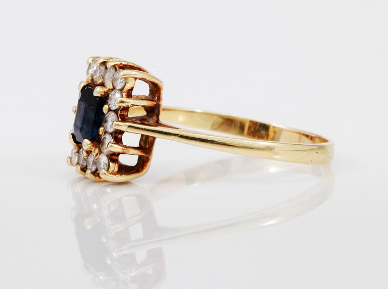 RING,  14K guld, diamanter samt safir.