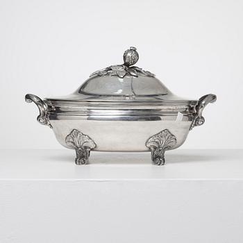 TERRIN, silver, rokokostil, CF Carlman, Stockholm 1912. Vikt ca 1960 gram.