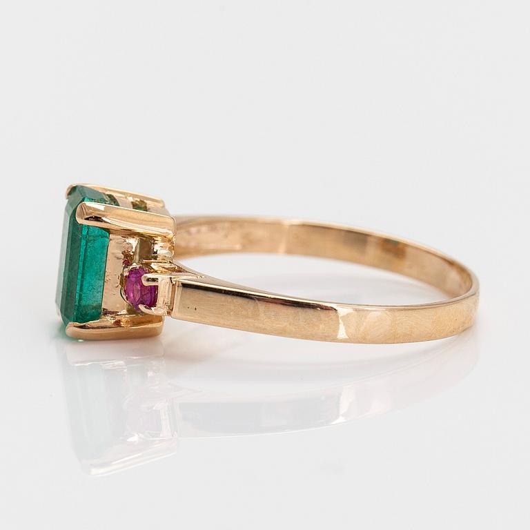 A 14K gold ring, with a step-cut emerald approximately 1.37 ct and syntetic rubies. Finnish hallmarks.