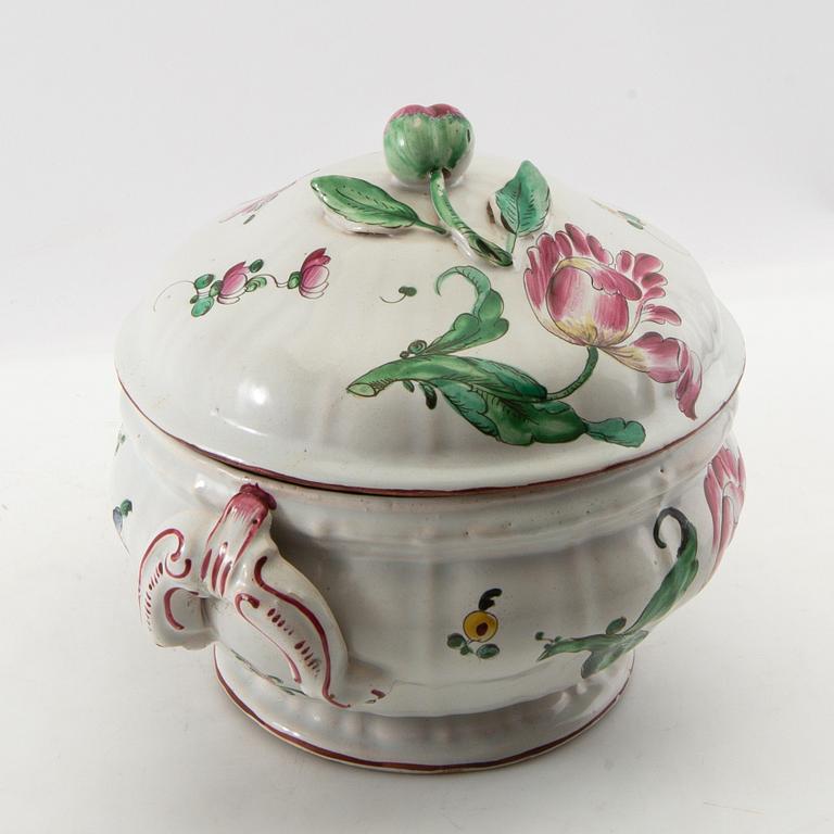 Tureen with lid, probably France, Louis XV style, 20th century, faience.