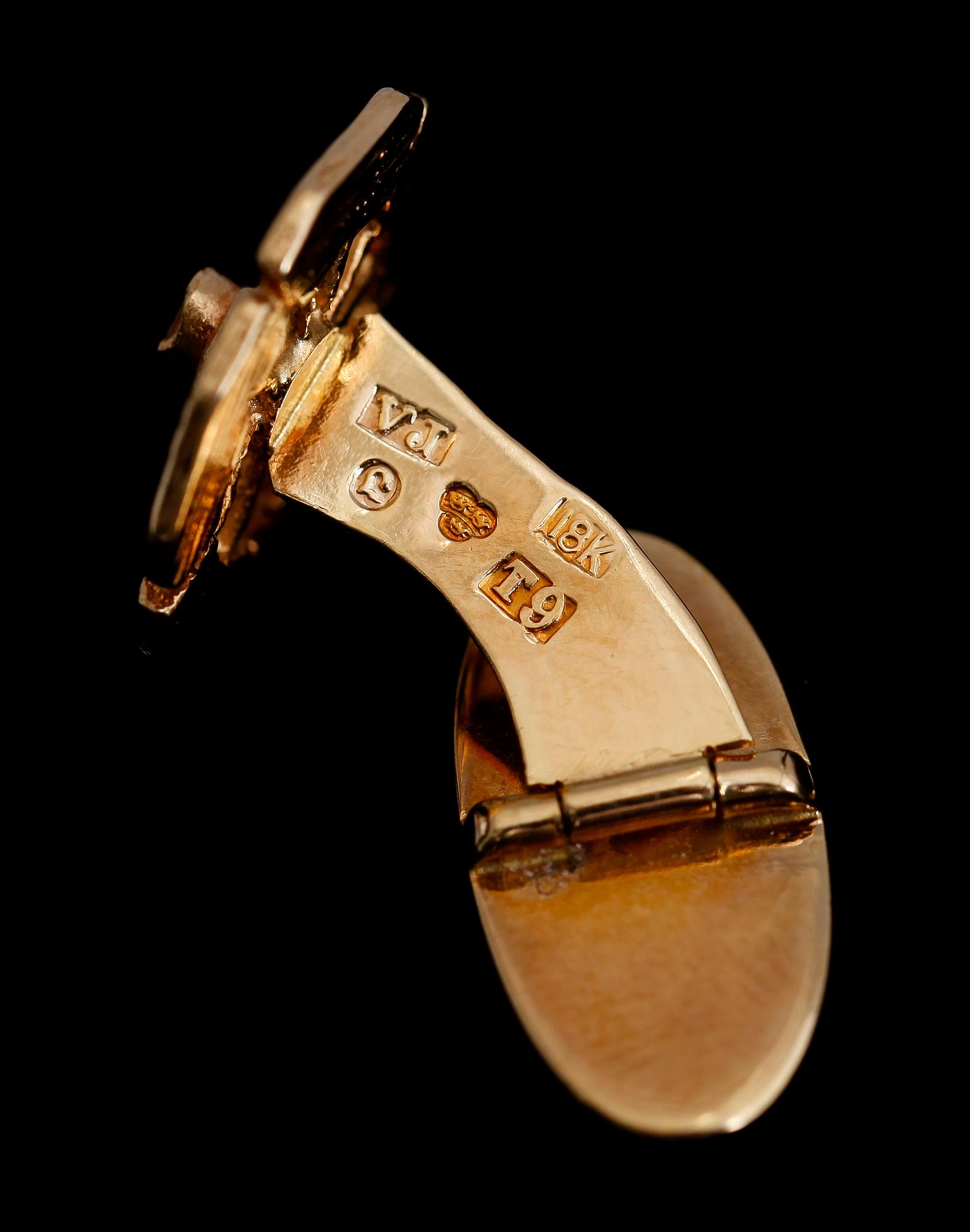 MANSCHETTKNAPPAR, 1 par, 18 k guld, svenska stämplar 1969. Total vikt ca 8 g.