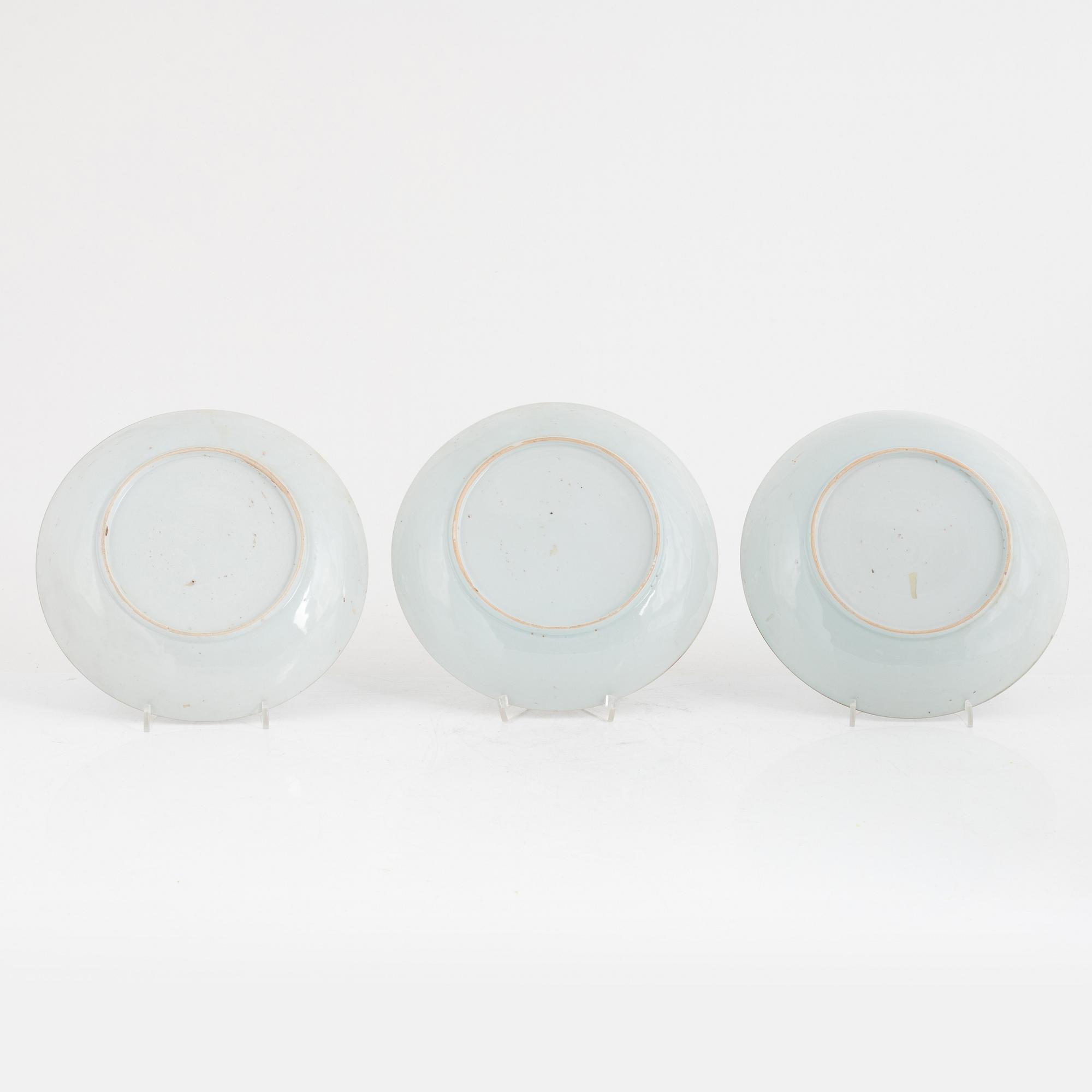Skålfat, tre stycken samt skålar, två stycken, porslin, Kina, Qingdynastin, Qianlong (1736-95).