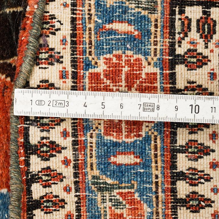 MATTO, an old/semi-antique Veramin, ca 158,5 x 100-105 cm.