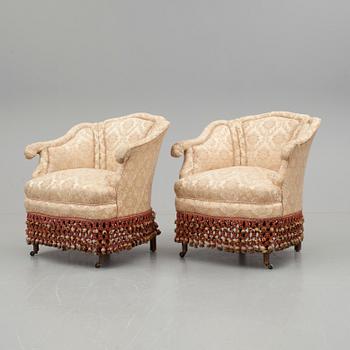 FÅTÖLJER, ett par, tapetserarstil, omkring 1900.