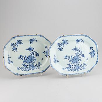 A pair of blue and white serving dishes, Qing dynasty, Qianlong (1736-95).